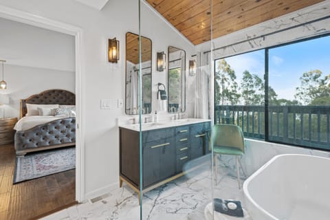 Hot Tub, Bathroom, View (from property/room), Balcony/Terrace, Photo of the whole room, Bedroom, towels