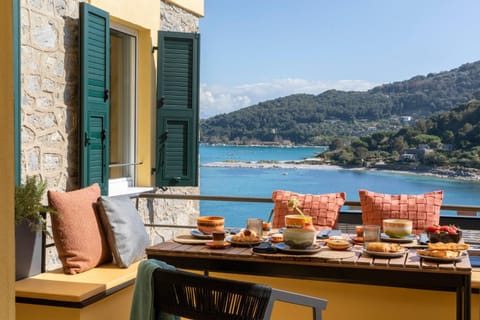 View (from property/room), Balcony/Terrace, Food and drinks, Dining area, Food, Sea view, Breakfast, Continental breakfast