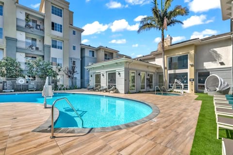 Property building, Patio, Day, Hot Tub, Pool view, Swimming pool, sunbed