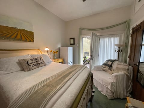 The River Road Retreat at Lake Austin-A Luxury Guesthouse Cabin & Suite Bed and Breakfast in Lake Austin