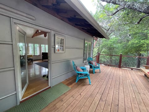 The River Road Retreat at Lake Austin-A Luxury Guesthouse Cabin & Suite Bed and Breakfast in Lake Austin