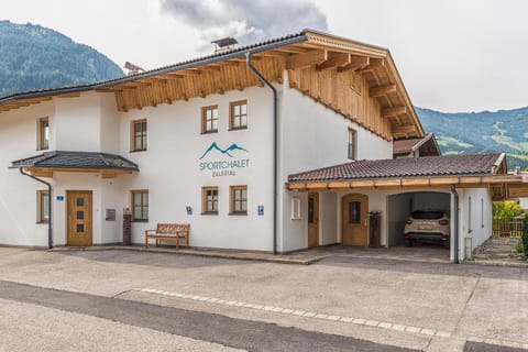 Sportchalet Zillertal Chalet in Uderns