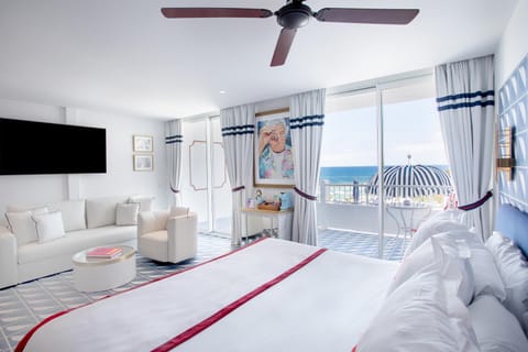 Bed, Photo of the whole room, Decorative detail, Sea view