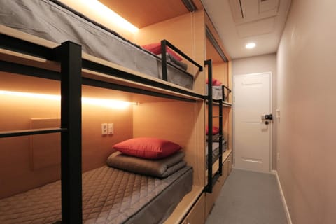 Bedroom, bunk bed