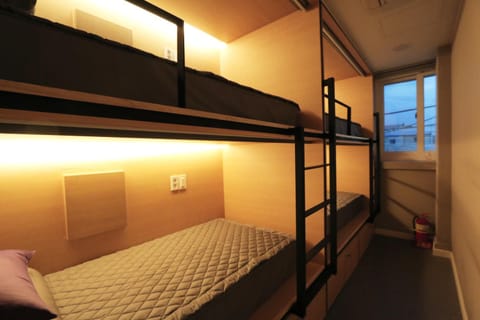 Bedroom, bunk bed