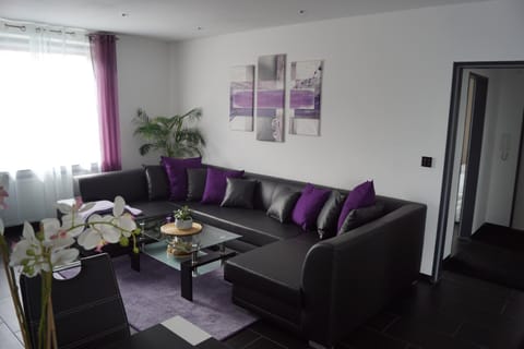 Living room, Photo of the whole room, Decorative detail, Seating area