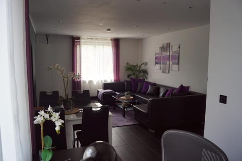 Living room, Photo of the whole room, Decorative detail, Seating area, Dining area