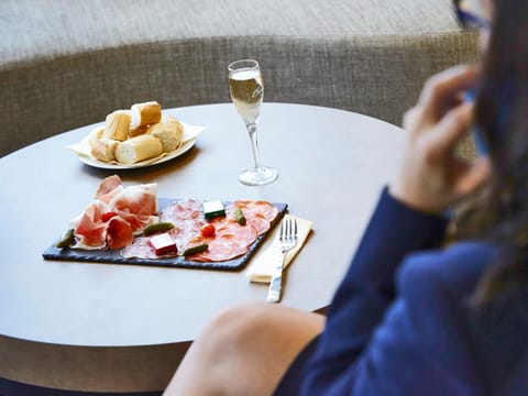 Lounge or bar, Meals