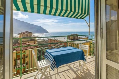 Natural landscape, View (from property/room), Balcony/Terrace, Dining area, Mountain view, Sea view