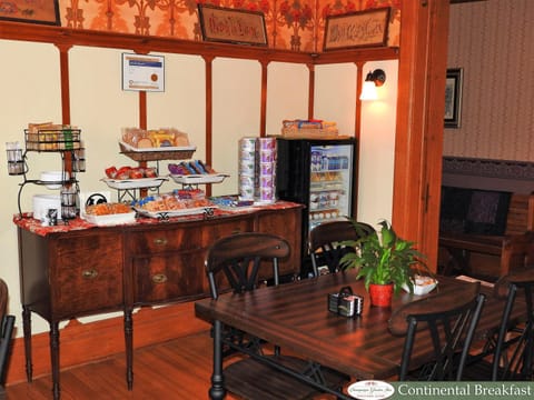 Dining area, Food, Continental breakfast