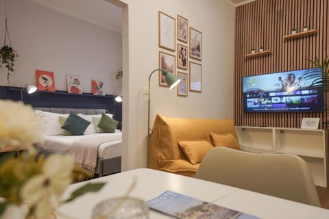 Bed, Day, TV and multimedia, Living room, Photo of the whole room, Seating area, Evening entertainment, Bedroom