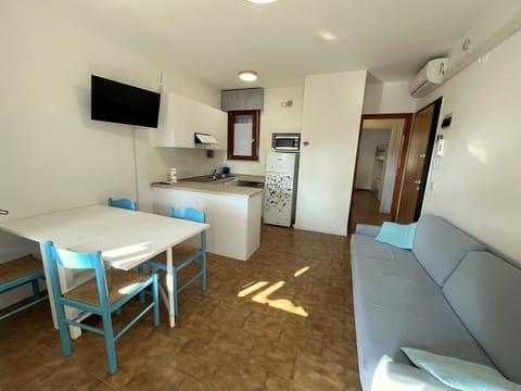 TV and multimedia, Kitchen or kitchenette, Living room, Seating area, Dining area, stove