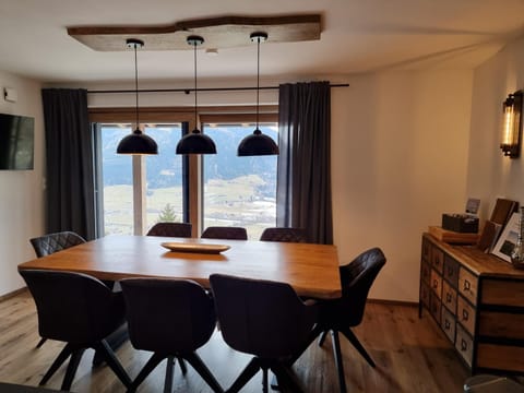 Seating area, Dining area, Mountain view