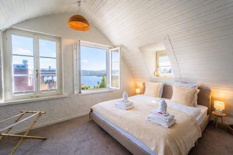 Bed, Natural landscape, Photo of the whole room, Bedroom, Lake view, Lake view, towels