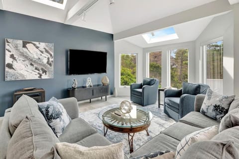 TV and multimedia, Living room, Seating area, Evening entertainment