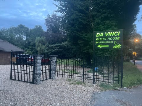 Da Vinci Guest House & Guest Parking Bed and Breakfast in Crawley