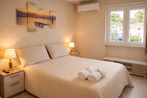 Bedroom, towels, air conditioner