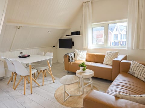 TV and multimedia, Seating area, Dining area