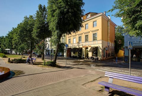 Neighbourhood, Coffee/tea facilities, Food, Location