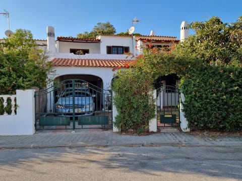 Casa das Flores House in Olhos de Água