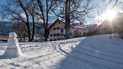 Facade/entrance, Skiing