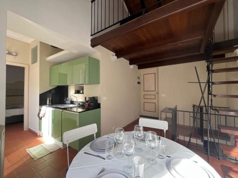 Kitchen or kitchenette, Dining area