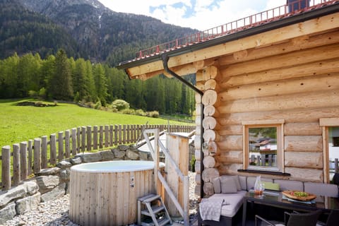 Property building, Hot Tub, Balcony/Terrace, Swimming pool