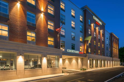 Courtyard by Marriott Edgewater NYC Area Hotel in Upper West Side