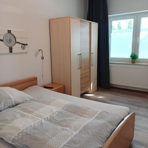 Bed, Bedroom, internet, wardrobe