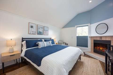 Bed, Bedroom, fireplace