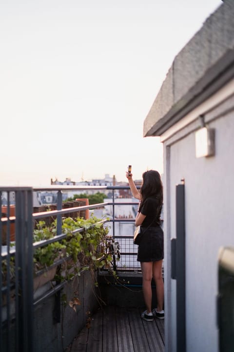 People, Balcony/Terrace, City view