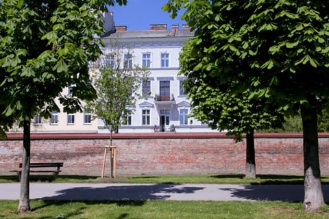 Facade/entrance, Neighbourhood, Natural landscape, Activities, On site