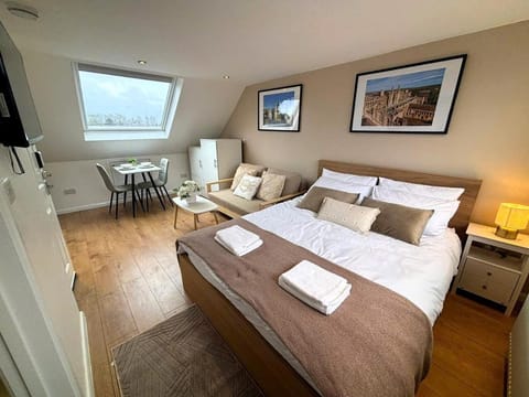 Bed, Photo of the whole room, Seating area, Bedroom, towels