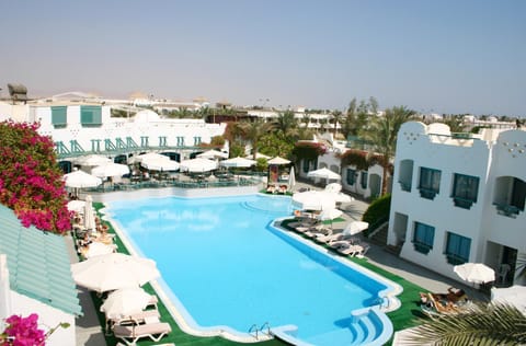 Property building, Pool view, Swimming pool, Swimming pool, sunbed