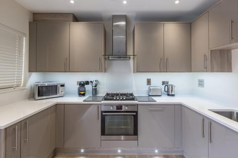 House of Fisher - Athena Court Condo in Maidenhead