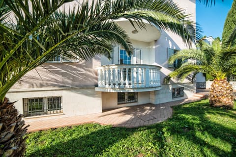 Property building, Facade/entrance, Garden
