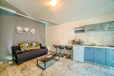 Kitchen or kitchenette, Seating area, Dining area