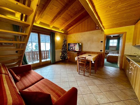 Kitchen or kitchenette, Living room, Seating area, Dining area, kitchen