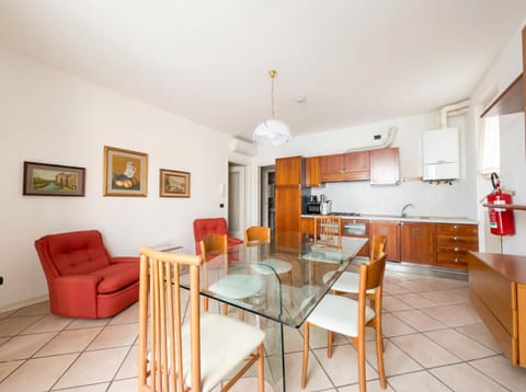 Kitchen or kitchenette, Living room, Seating area, dishwasher, oven, pet friendly, stove