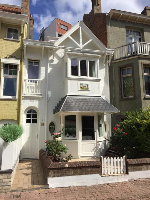 Facade/entrance, View (from property/room), Quiet street view