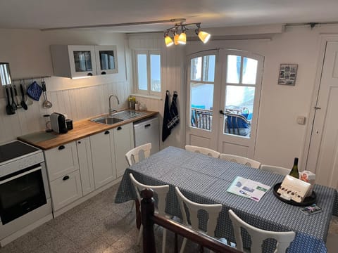 Coffee/tea facilities, dishwasher, oven, stove, kitchen