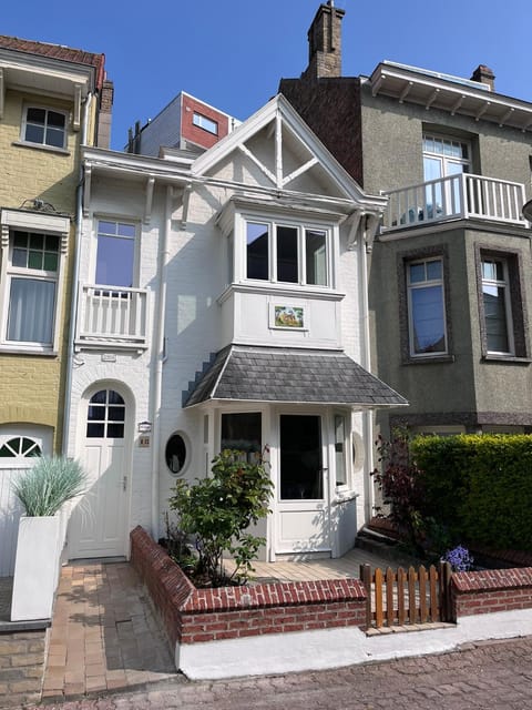 Property building, Facade/entrance, Balcony/Terrace, Quiet street view
