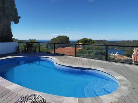 Lake view, Pool view, Sea view, Swimming pool