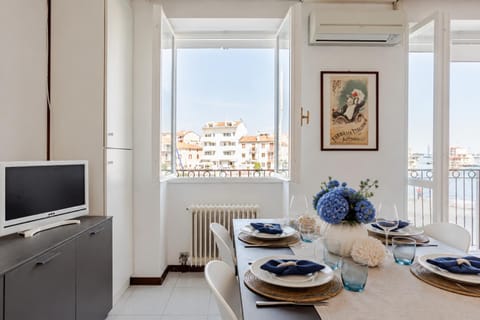 Natural landscape, View (from property/room), Living room, Seating area, Dining area, City view, Lunch