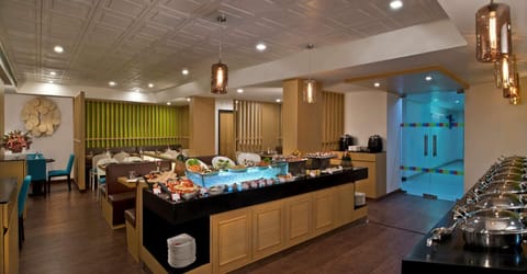 Restaurant/places to eat, Dining area, On site, Food, Breakfast, Buffet breakfast