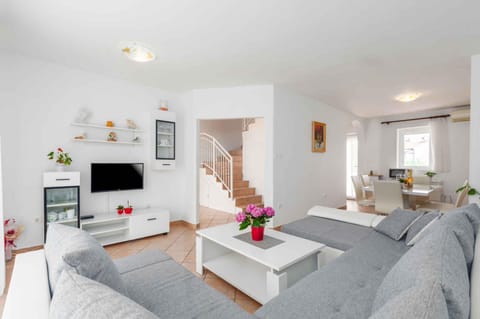 Summer, TV and multimedia, Living room, Seating area, Dining area