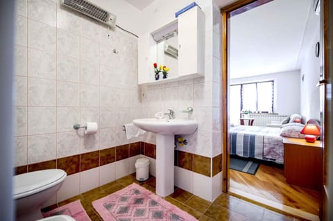 Property building, Bathroom, Bedroom