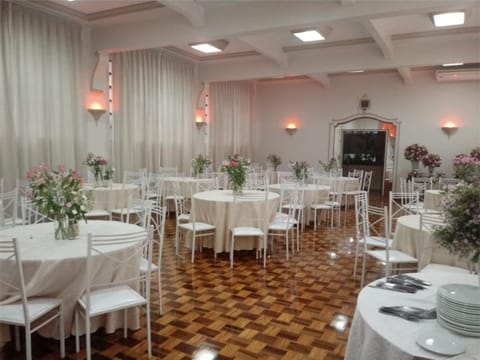 Restaurant/places to eat, Living room, Seating area, wedding