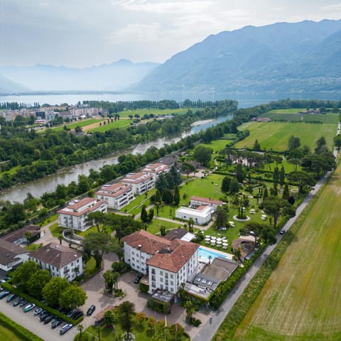 Property building, Nearby landmark, Day, Neighbourhood, Natural landscape, Bird's eye view, City view, Mountain view, Pool view, River view, Swimming pool, Location