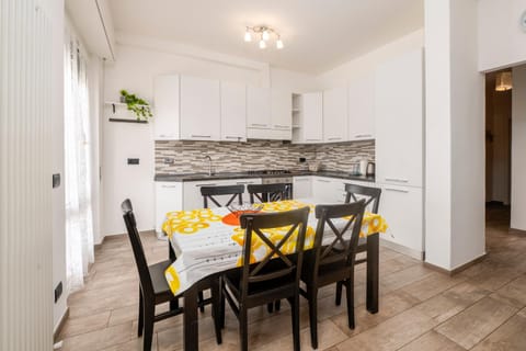 Dining area, kitchen